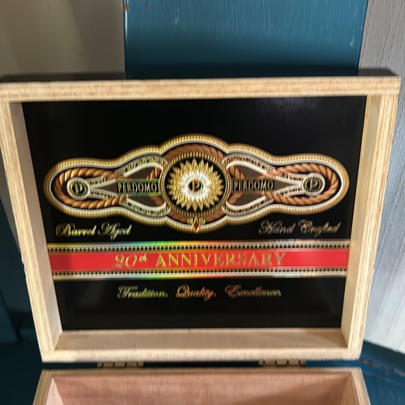 Perdomo 20th Anniversary Maduro SOLID WOOD Cigar Box - Picture 4 of 12